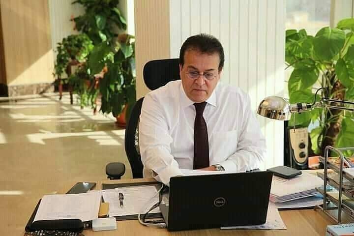 وزير التعليم العالي يستعرض تقريراً حول أنشطة معهد بحوث البترول المصري في يوليو تلقى د 51711