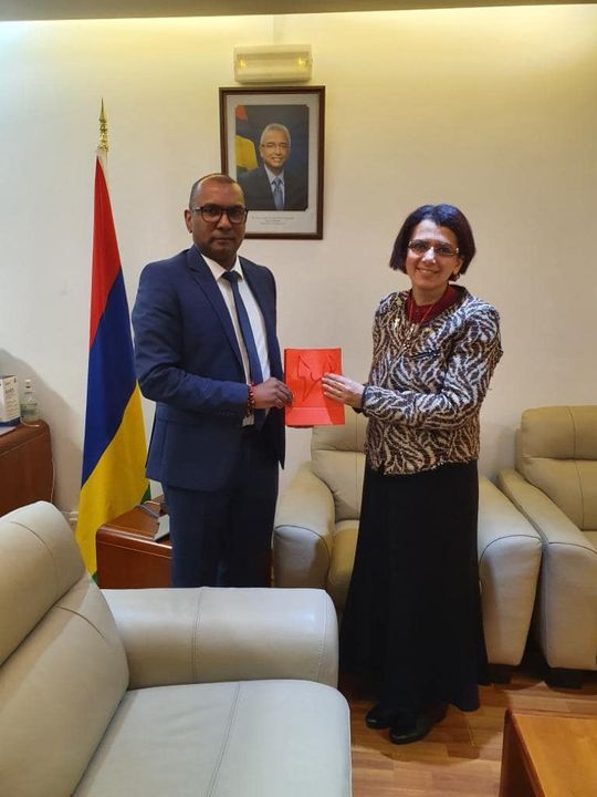 وزير المالية والتخطيط الاقتصادي الموريشي يستقبل السفيرة المصرية 51712