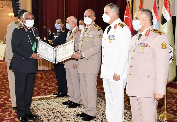 المتحدث العسكرى : الفريق أول / محمد زكى القائد العام للقوات المسلحة وزير الدفاع والإنتاج الحربى يكرم قادة 52199