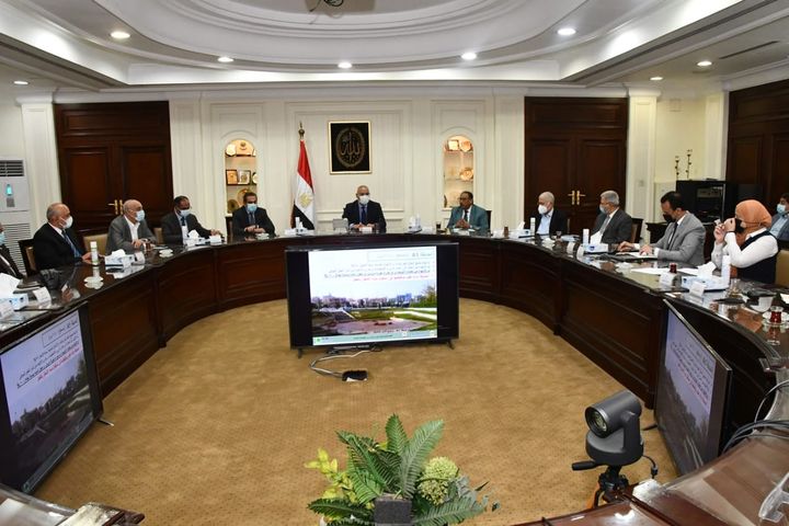 وزارة الإسكان والمرافق والمجتمعات العمرانية: وزير الإسكان يترأس اجتماعاً للجنة إدارة الأزمات 54154