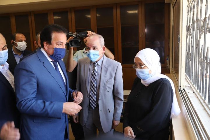 وزير التعليم العالي يتفقد مكتب التنسيق الرئيسي بجامعة عين شمس تفقد د 56887