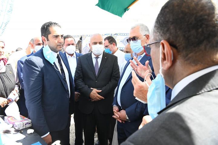 وزارة الزراعة واستصلاح الأراضي: وزير الزراعة ومحافظ قنا ورئيس البنك الزراعى المصرى يتابعون 63532