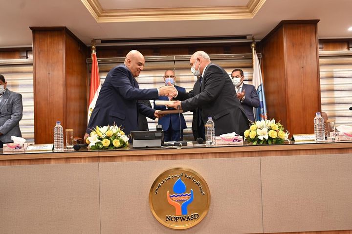 بين جهاز تنظيم المياه والصرف وحماية المستهلك والهيئة القومية للمياه والصرف وزير الإسكان يشهد توقيع 68368