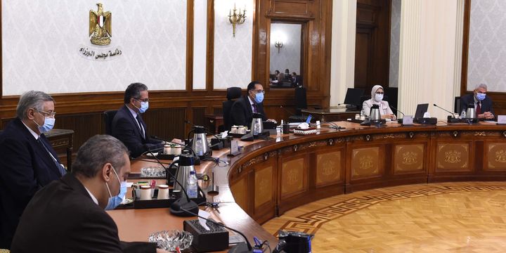 خلال اجتماع اللجنة العليا لإدارة أزمة فيروس كورونا برئاسته اليوم: رئيس الوزراء: أولوية لتطعيم العاملين فى 74624