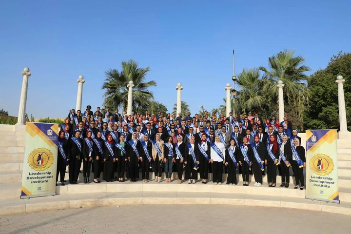 التعليم العالي : تخرج فوج شباب الأسر المركزية بالجامعات المصرية من معهد إعداد القادة تلقى د 89109