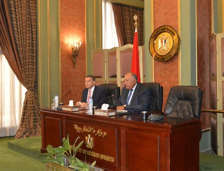 في لقاء مع السفراء المغادرين 89140