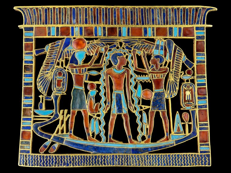 المتحف المصري قطع أثرية فريدة صدرية مصنوعة من الذهب ومطعمة بالأحجار الكريمة للملكة إياح-حتب، وهي على هيئة E78tcoRXEAU8n7O