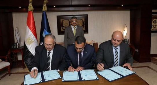 شهد أسامة ربيع رئيس هيئة قناة السويس، توقيع اتفاقية المساهمين بين شركة التمساح لبناء السفن، وشركتى هيلثي E7tgdJGXEAICWES
