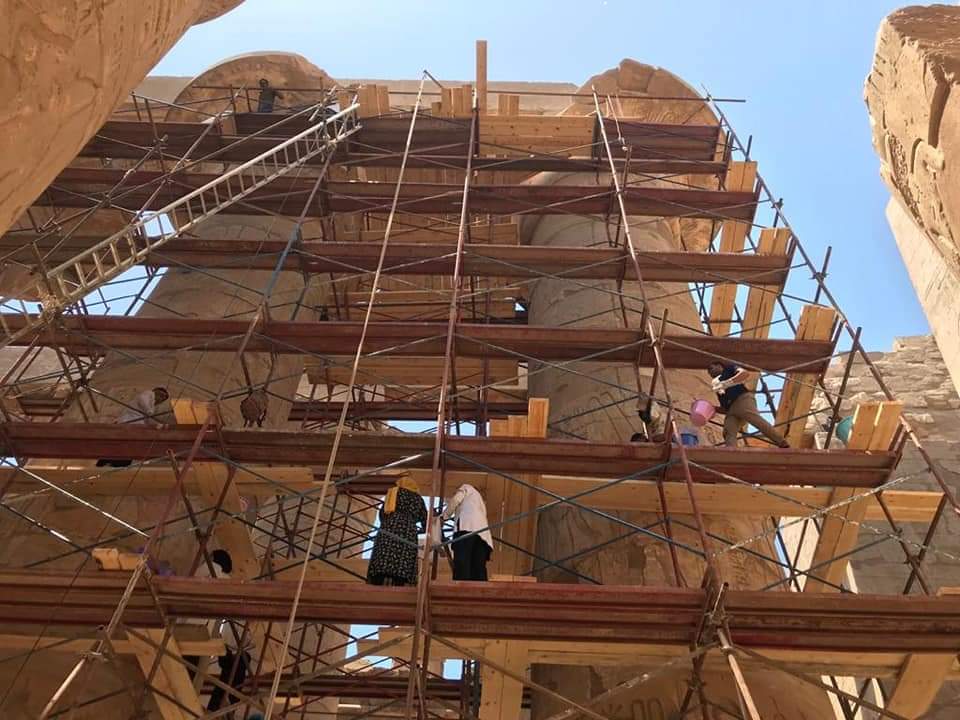 فريق الترميم من وزارة السياحة والآثار بالتعاون مع عدد من خريجي أقسام الترميم بجامعتي الأقصر وجنوب الوادي E7u2qMnXIAQH ti