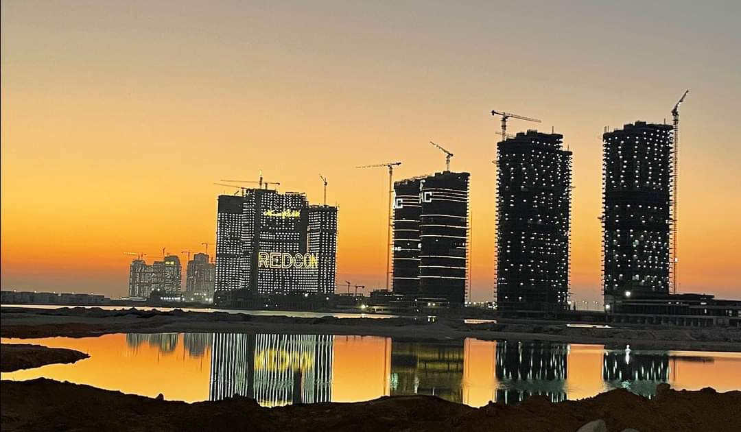 مشهد غروب الشمس بمدينة العلمين الجديدة E8G9Y7WXEAIR7ey