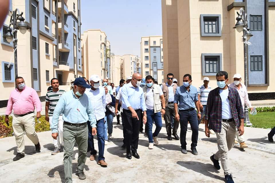 الدكتور عاصم الجزار، وزير الإسكان والمرافق والمجتمعات العمرانية، يتفقد الوحدات السكنية لمنخفضى الدخل E8NygDcX0AUN6Yu