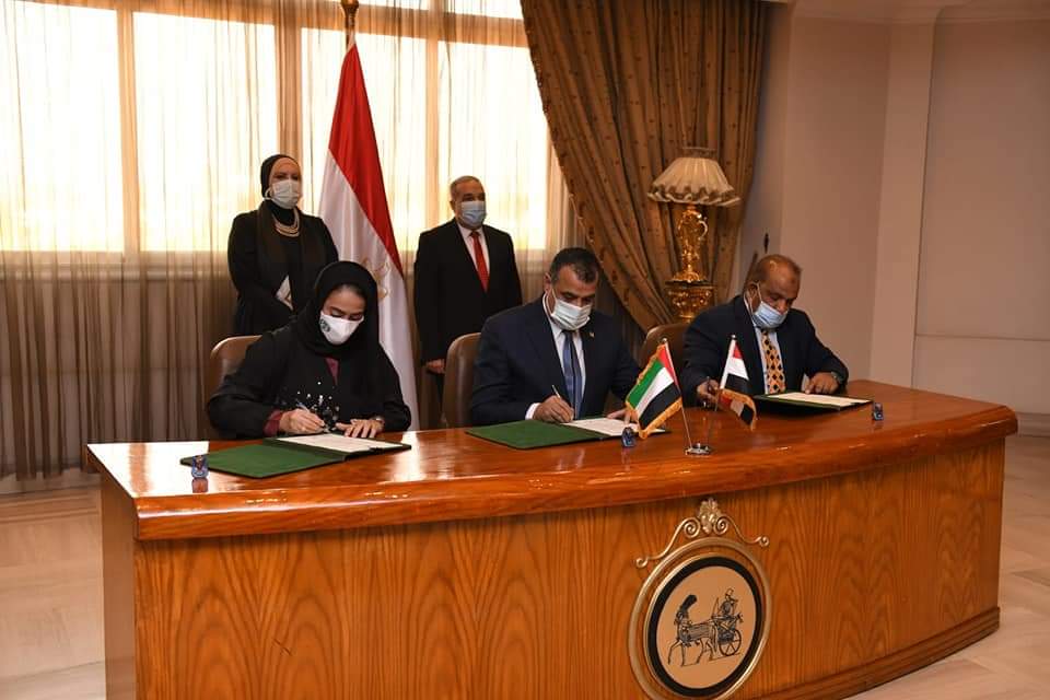 شهد المهندس محمد أحمد مرسي وزير الدولة للإنتاج الحربي ونيفين جامـع وزيـرة التجـارة والصناعـة، مراسم توقيع E8VyvjEWUAQM0LX