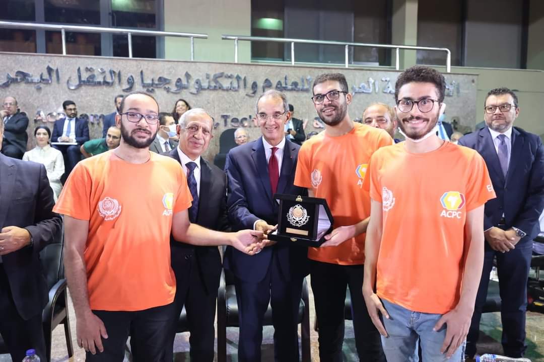 شهد الدكتور/ عمرو طلعت وزير الاتصالات وتكنولوجيا المعلومات، ختام فعاليات المسابقة الرسمية للبرمجيات لطلاب E99hvCDXEAYr7XA