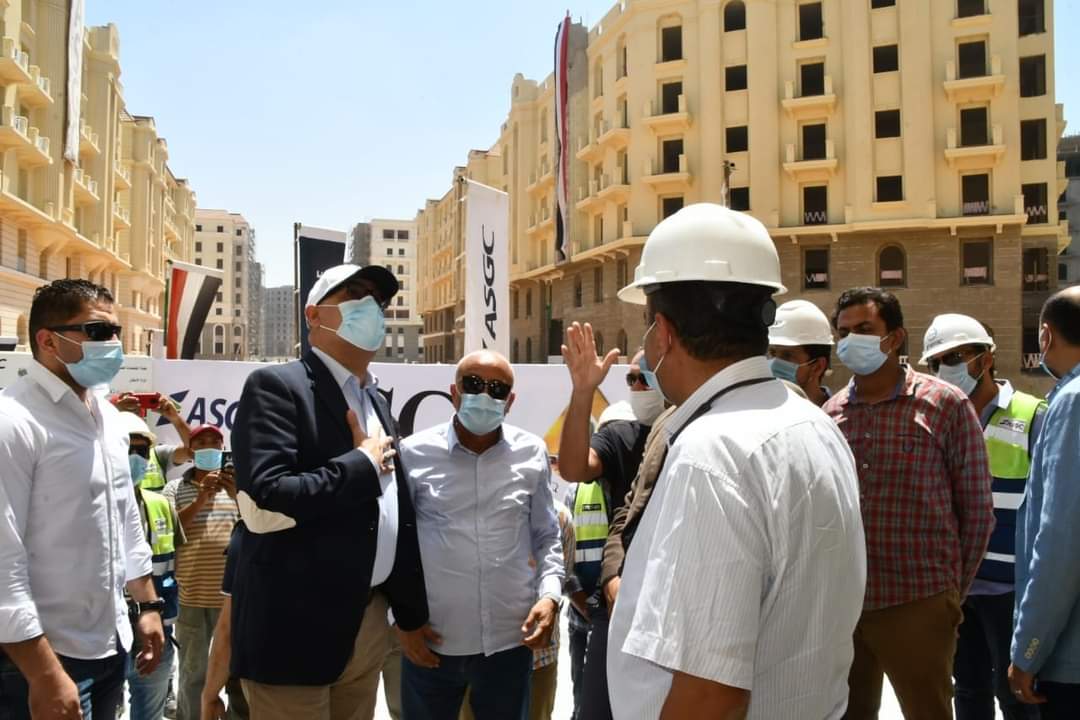 تفقد الدكتور عاصم الجزار، ومرافقوه، تنفيذ الأعمال بالحى السكني الخامس "جاردن سيتي الجديدة" بالعاصمة E9J9jwiXEAkrrFz