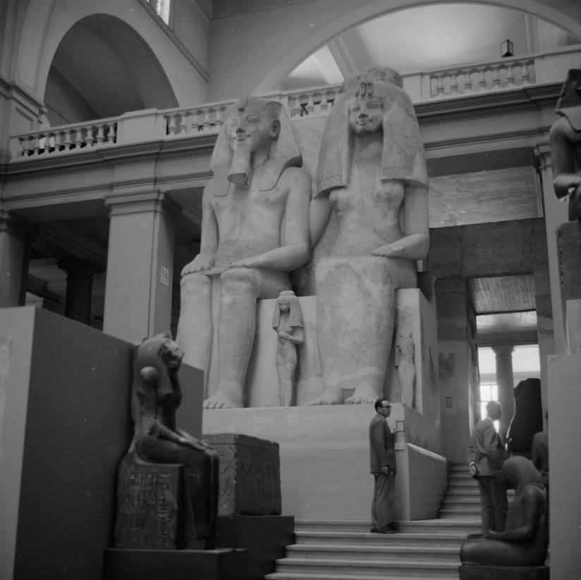 King Amenhotep III and Queen Tiy statue at EgyptianMuseum in Cairo 1959 E9k7RlXWQAAms7d