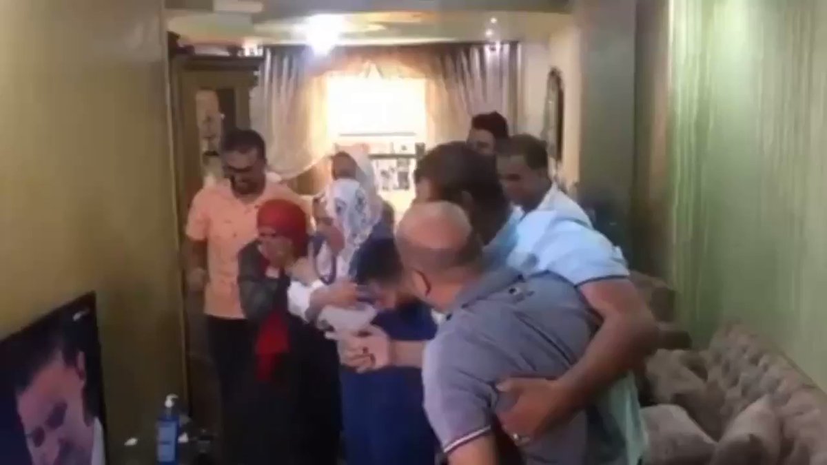 لحظات مؤثرة أثناء متابعة أسرة البطلة فريال اشرف لفوزها وتتوجها بالميدالية الذهبية للكاراتية في أوليمبياد