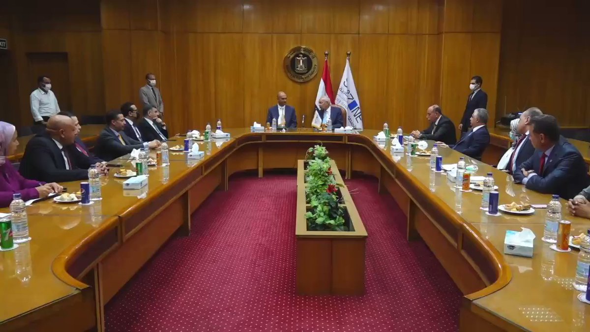 قام يحيى زكي رئيس المنطقة الاقتصادية لقناة السويس وتحالف شركتي روتس كومودوتيس وروزا جرينز، بتوقيع عقد