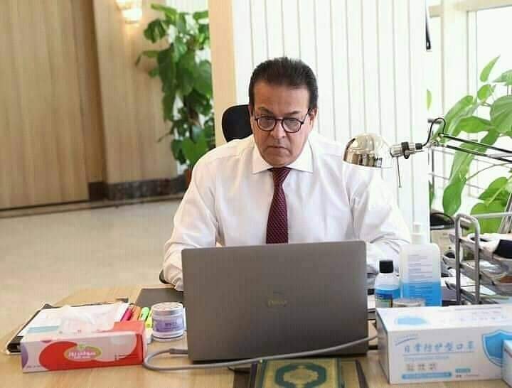 وزير التعليم العالي يستعرض تقريرًا حول أنشطة معهد بحوث البترول المصري استعرض د 17141