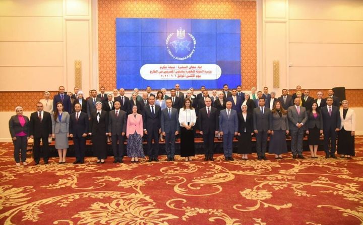 المتحدث العسكرى : وزيرة الهجرة تلتقى بالضباط المرشحين للعمل بالتمثيل الدبلوماسى العسكرى 28129