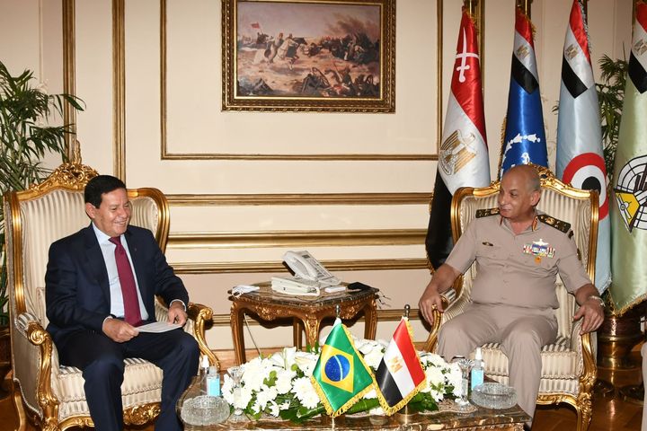 المتحدث العسكرى : الفريق أول / محمد زكى القائد العام للقوات المسلحة وزير الدفاع والإنتاج الحربى يلتقى نائب 31387