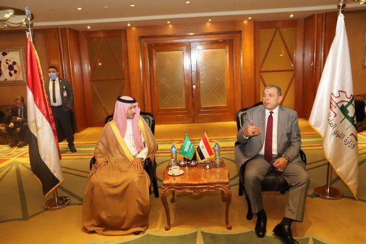 وزارة القوى العاملة: علي هامش مؤتمر العمل العربي بالقاهرة سعفان يتابع مع نائب نظيره السعودي 35228