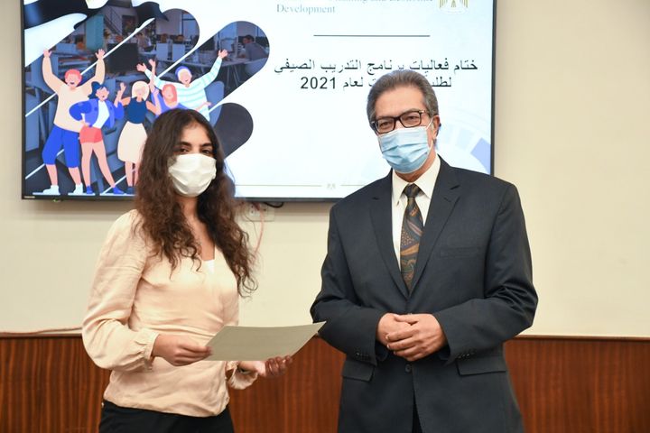 خلال تسليم طلبة الجامعات المشاركين في الدورتين الأولى والثانية لبرنامج التدريب الصيفي الذي عقدته وزارة 41686