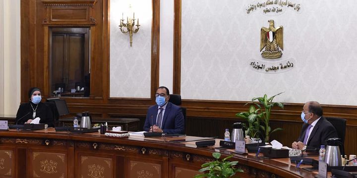 رئيس الوزراء يتابع خطوات إقامة المجمعات الصناعية والحرفية داخل المناطق التى يتم تطويرها ضمن المبادرة 48140
