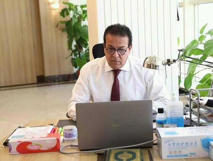 وزير التعليم العالى يتلقى تقريرًا حول اللقاء العلمي التدريبي الرابع بمعهد تيودور بلهارس تلقى د 48389