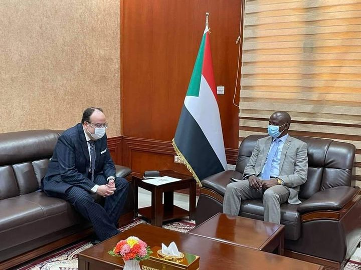 السفير المصري في الخرطوم يلتقي بعضو مجلس السيادة السوداني 56580