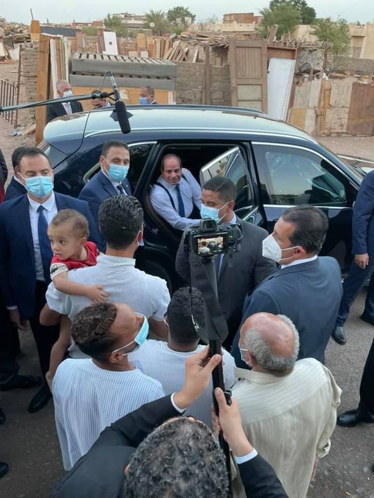 قام السيد الرئيس عبد الفتاح السيسي بجولة تفقدية مساء اليوم بمنطقة مساكن الرويسات بشرم الشيخ حيث توقف سيادته 83644
