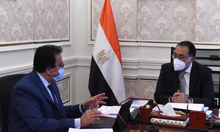 رئيس الوزراء يتابع مع وزير التعليم العالي الموقف التنفيذي لمشروعات الوزارة عبدالغفار: 290 مركز تطعيم لقاح 89337