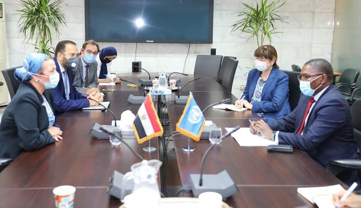 وزارة البيئة: مع بداية العد التنازلي لانطلاق مؤتمر المناخ COP26 : وزيرة البيئة تناقش مع مساعد 89430