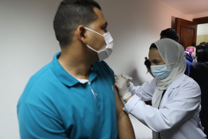وزيرا التعليم العالي والصحة ورئيس جامعة القاهرة يتفقدون مراكز التطعيم للوقاية من فيروس كورونا بجامعة 89610