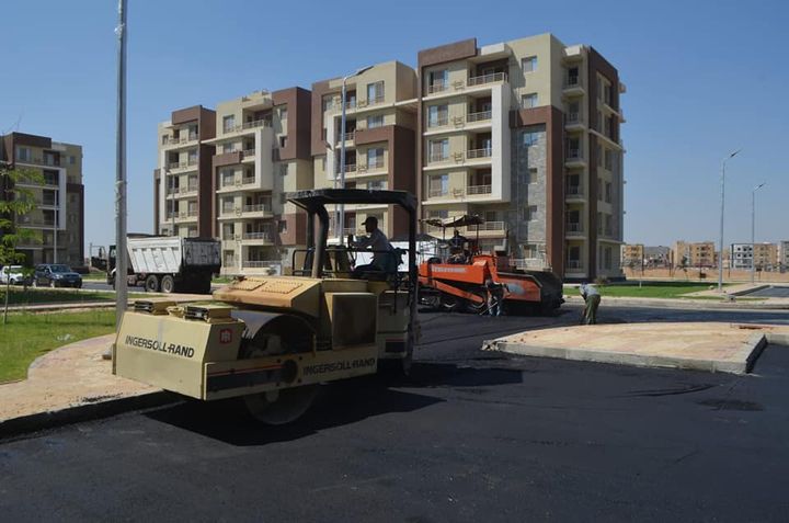 وزارة الإسكان والمرافق والمجتمعات العمرانية: الإسكان: رصف الطرق لعمارات دار مصر غرب المال 97049