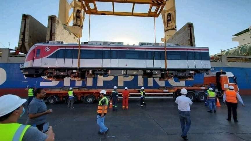 استقبل ميناء الإسكندرية، 12 عربة قطار كهربائي تمثل أول قطارين للعمل بمشروع القطار الكهربائي الخفيف LRT E