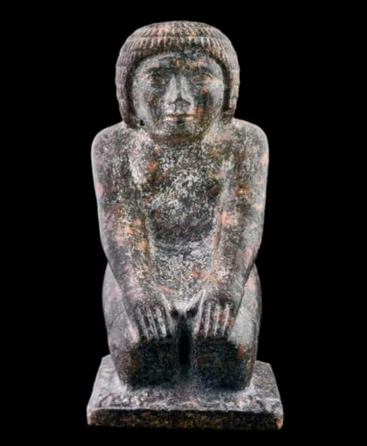 المتحف المصرى تمثال حتب دى إف - المصدر: منف - التاريخ: عصر الأسرة الثانية -الثالثة (النصف الثاني من القرن E GXcG8WYAABSH5