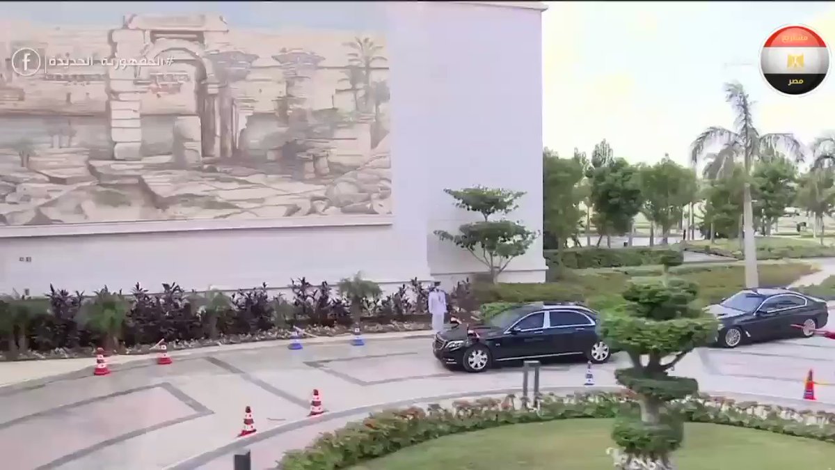 لحظة وصول الرئيس عبد الفتاح السيسي، لمقر احتفالية صندوق تحيا مصر تحت عنوان "أبواب الخير" التي تستهدف تحسين McUR1fynOjwZRs6y