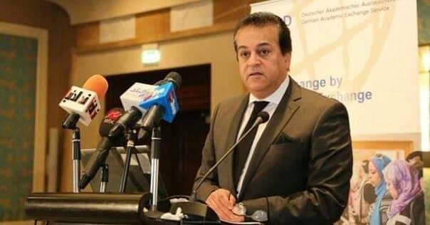 وزير التعليم العالي والبحث العلمي يستعرض تقريرًا حول المشروعات البحثية فى مجال الصناعات الاستراتيجية 13646