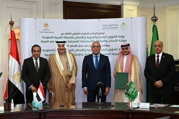 وزير الإسكان والسفير السعودى بالقاهرة يشهدان توقيع البرنامج التنفيذي للتعاون الثنائي بين وزارة الإسكان 20568