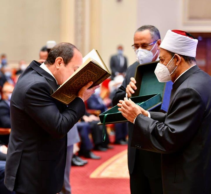 فضيلة الإمام الأكبر شيخ الأزهر يهدي السيد الرئيس عبد الفتاح السيسي المصحف الشريف 23875