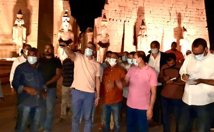 أثناء عودته من مدينة أبو سمبل بمحافظة أسوان، مساء أمس، حرص الدكتور خالد العناني وزير السياحة والآثار على 33216