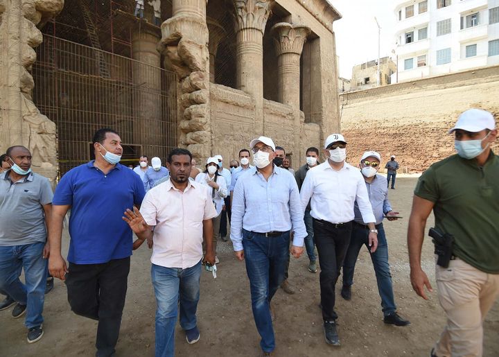 في طريقه للعودة من محافظة الأقصر: رئيس الوزراء يتابع أعمال تطوير منطقة مطار الأقصر والطرق المؤدية إليه 33481