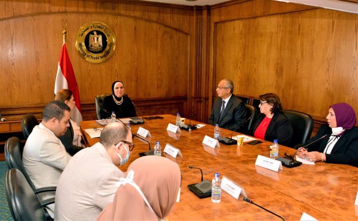 وزارة التجارة والصناعة: وزيرة التجارة والصناعة تبحث مع قيادات هيئة الرقابة على الصادرات 37057