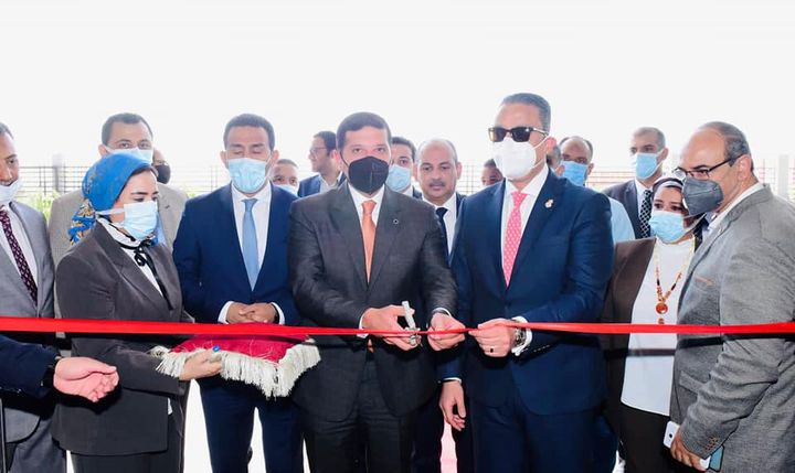 محافظ الفيوم والرئيس التنفيذي للهيئة العامة للاستثمار والمناطق الحرة يفتتحان أول مركز متكامل لخدمات 45319