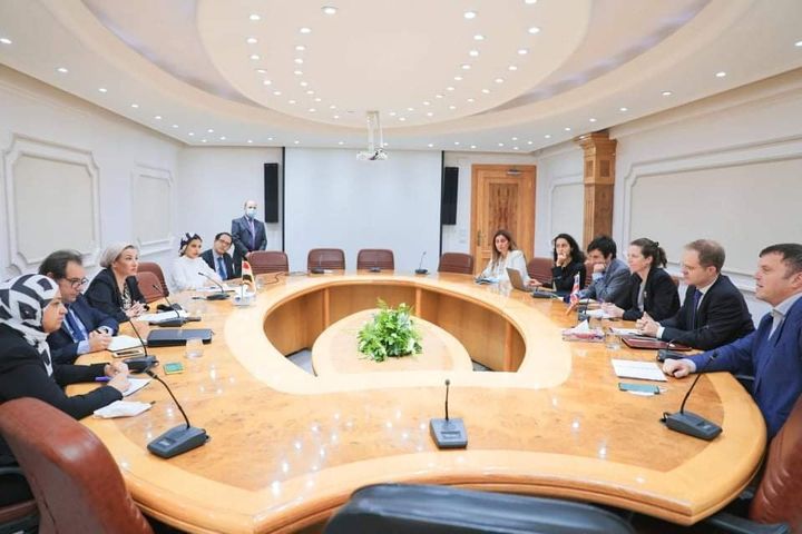 وزيرة البيئة تلتقى ببطل العمل المناخي البريطانى د 49741