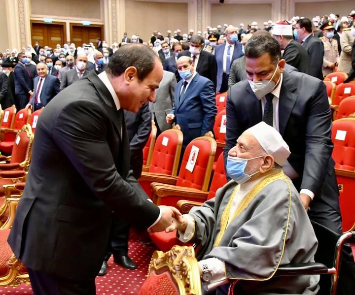 السيد الرئيس عبدالفتاح السيسي يصافح الدكتور أحمد عمر هاشم، العالم الأزهري الجليل، وذلك بعد انتهاء احتفالية 63867