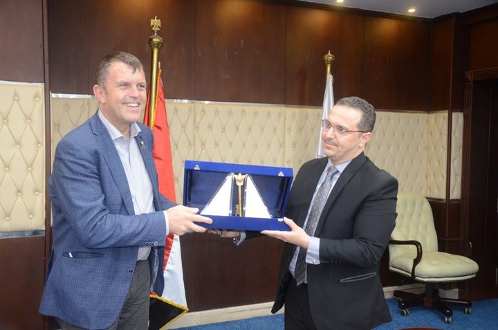 معاون وزير الإسكان لشئون هيئة المجتمعات العمرانية يستقبل بطل العمل المناخي بالمملكة المتحدة والوفد المرافق 76059