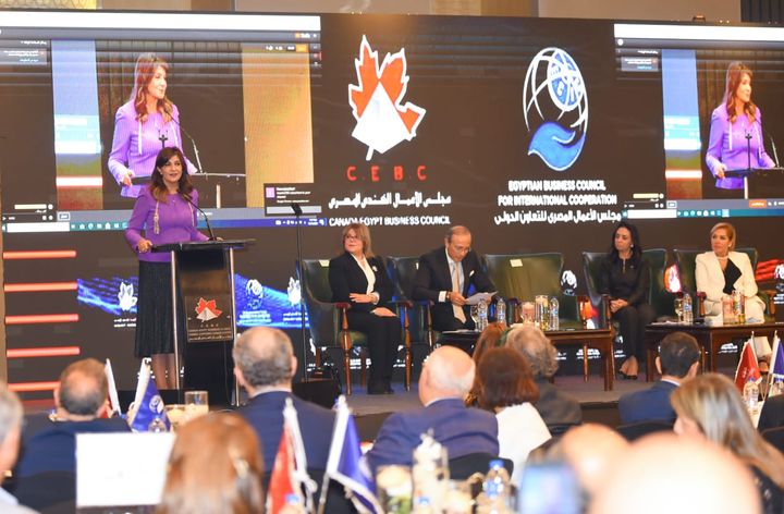 وزيرة الهجرة تشارك بندوة جهود الدولة لتمكين المرأة وأهم المكتسبات 81699