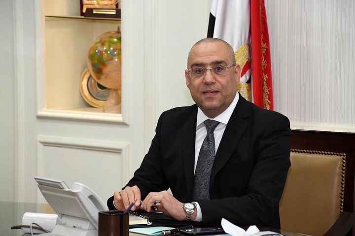 وزارة الإسكان والمرافق والمجتمعات العمرانية: وزير الإسكان يستعرض عدداً من مشروعات الطرق التي 18463