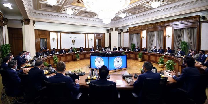 رئيس الوزراء يعقد لقاءً موسعاً مع المجموعة المالية هيرميس القابضة وممثلي ٢٨ مؤسسة مالية واستثمارية عالمية 22827